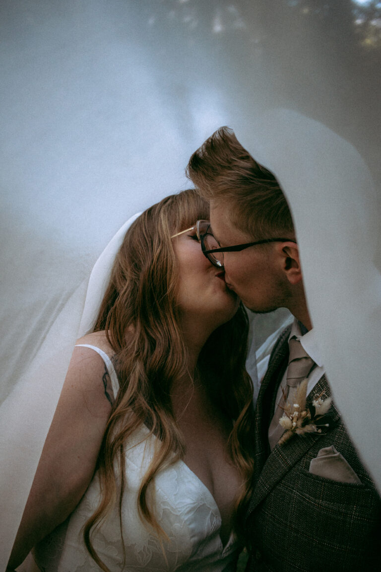 Hochzeitsfotografin Saarland – Kuss unter Schleier