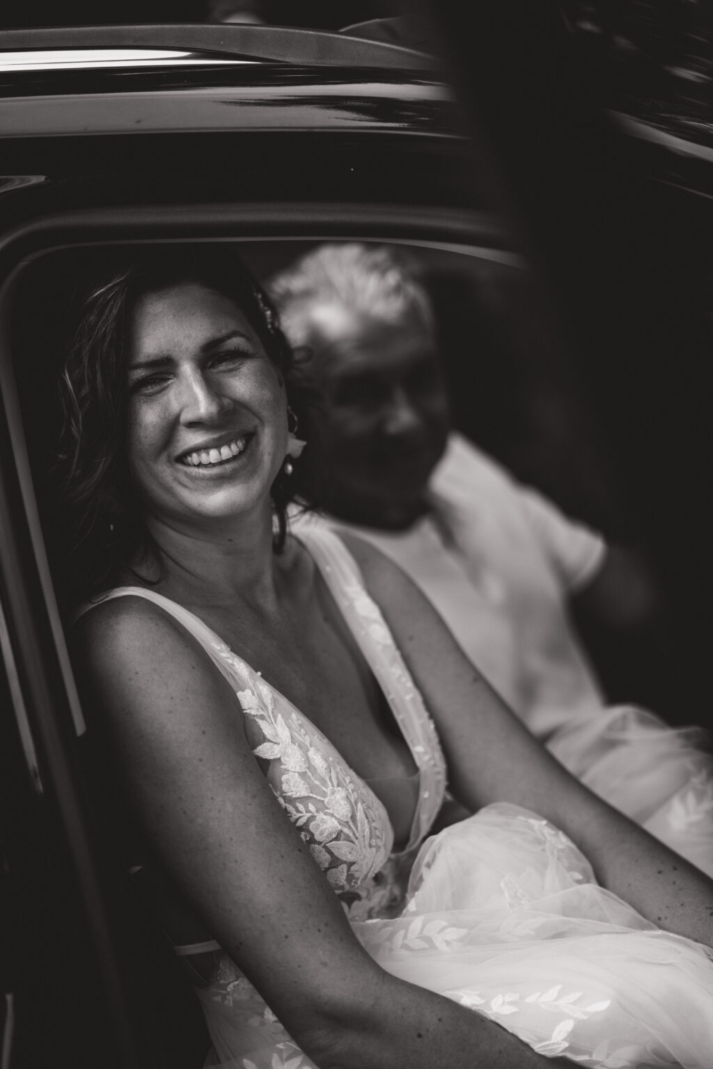 Hochzeitsfotografin Saarland – Hochzeitsreportage Braut im Auto