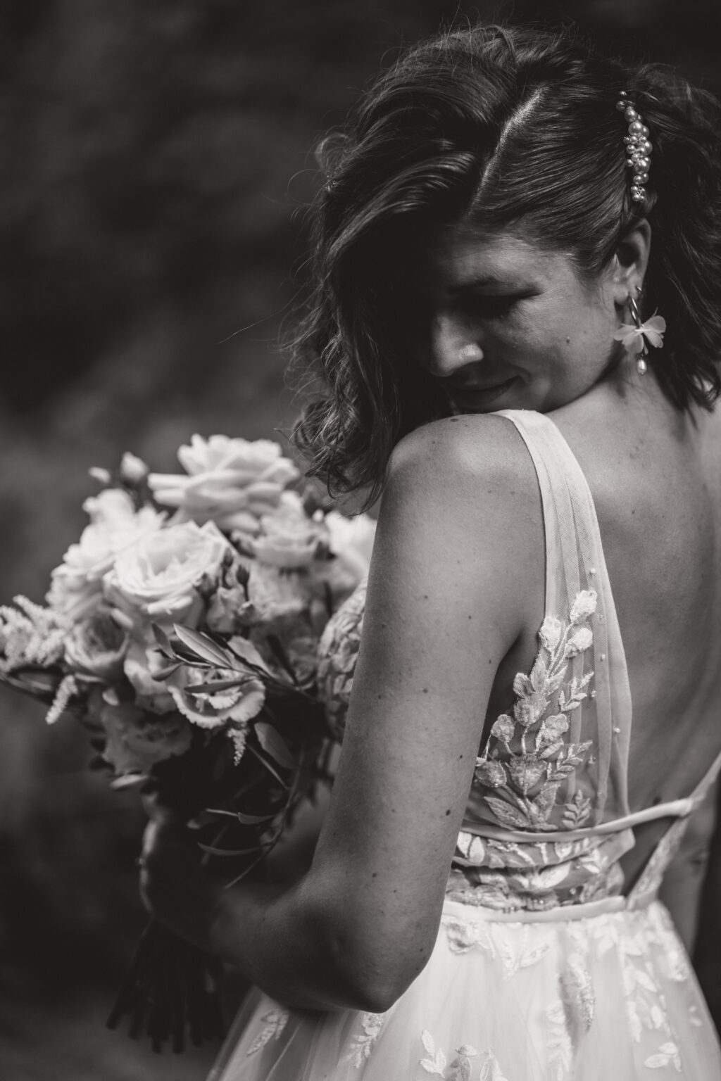 Hochzeitsfotografin Saarland – Hochzeitsreportage Braut mit Blumen